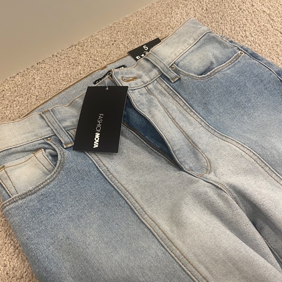 NEW Fashion Nova “Two Can Play Stretch Mom Jeans” Size 5 (Light Blue) - Picture 4 of 4